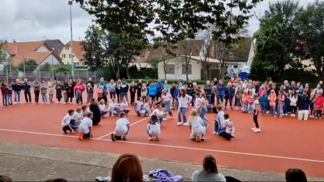 57 neue Schülerinnen und Schüler wurden heute bei uns in die 5. Klasse eingeschult. Für ein tolles Programm sorgten die Sechstklässler zusammen mit ihren Klassenlehrern. Vielen Dank an dieser Stelle für euer Engagement! 🫶🏼 Beschenkt wurden die Kinder mit einer Trinkflasche die gut an unseren Wasserautomaten aufgefüllt werden können. Vielen Dank an den Förderverein für dieses tolle Geschenk! 🎁 Danke auch an @pahas_haeusle für die Beklebung der Flaschen 🥰